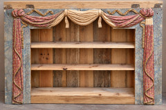 Bibliothèque sculptée aux draperies dorées