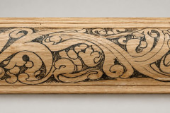Moulure en bois ornée d’arabesques végétales