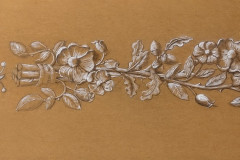 Ornement floral classique sur papier brun