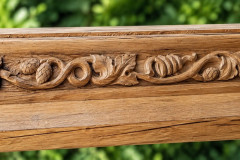 Frise végétale sculptée sur poutre en chêne