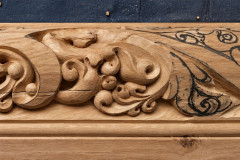 Frise en chêne en train d'être sculptée
